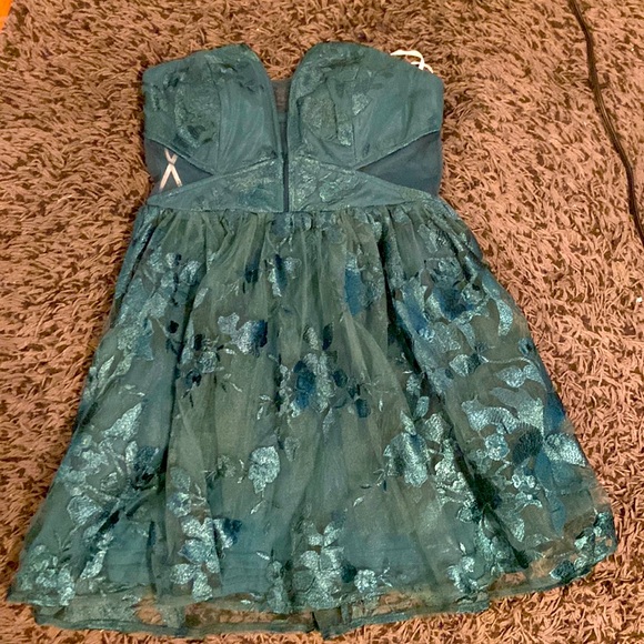 Lulus Dresses & Skirts - Emerald green dress